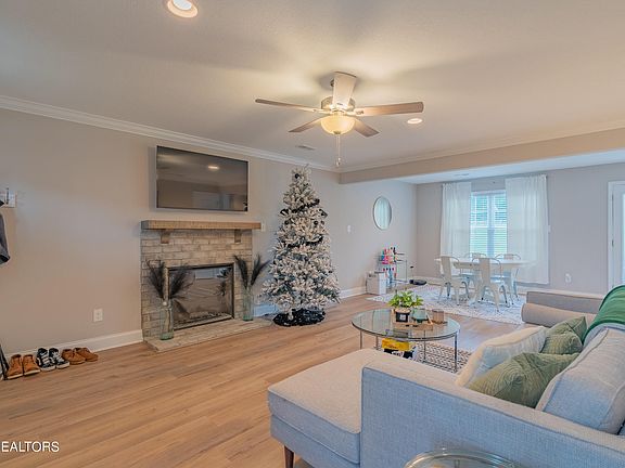 2nd image of 4822 Stoneyhurst Ln