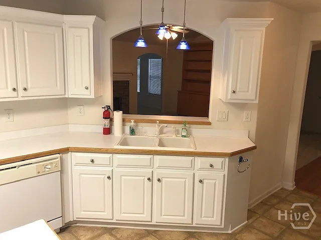 225 Lexington Cir — Photo 13