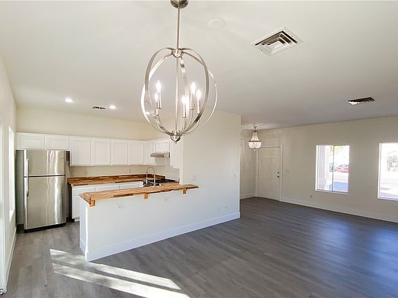 5th image of 3209 W Colton Ave