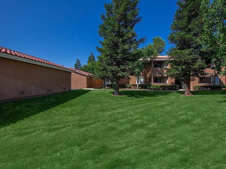 Sunset Pointe Apartments — Photo 10