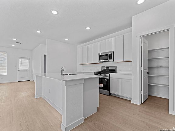 2nd image of 716 Horsetail Ln
