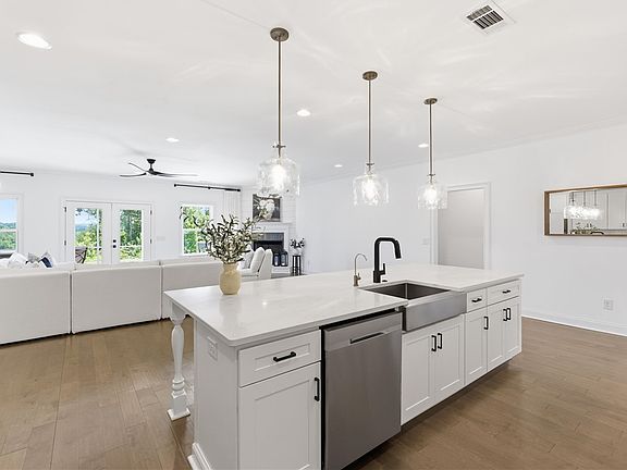 4th image of 1312 Garrett Ln