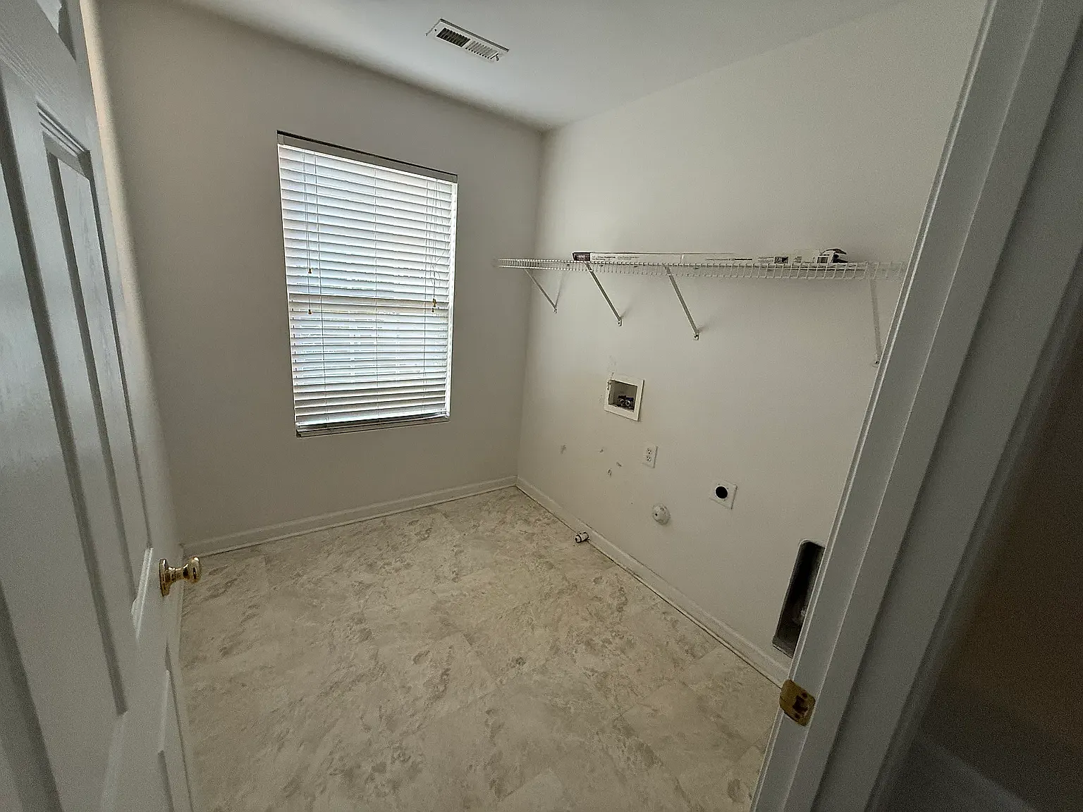 4 bed, 2400 sqft, $2,150 — Photo 4