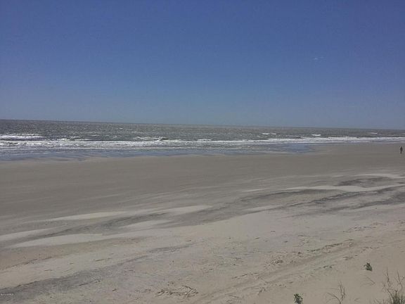 5th image of 723 W Beach Dr