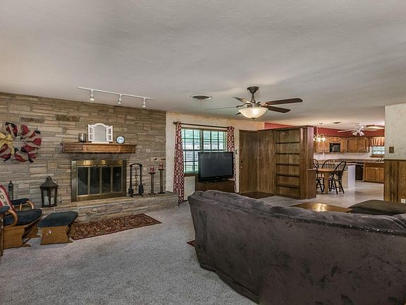 5th image of 1915 Holly Ln
