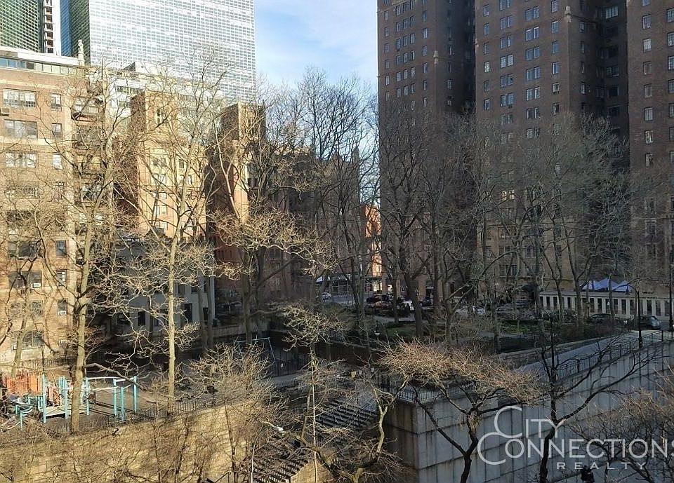 1st image of 320 E 42nd St APT 502