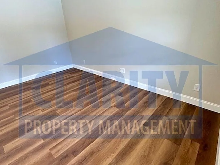 1594 Perry St SE — Photo 3
