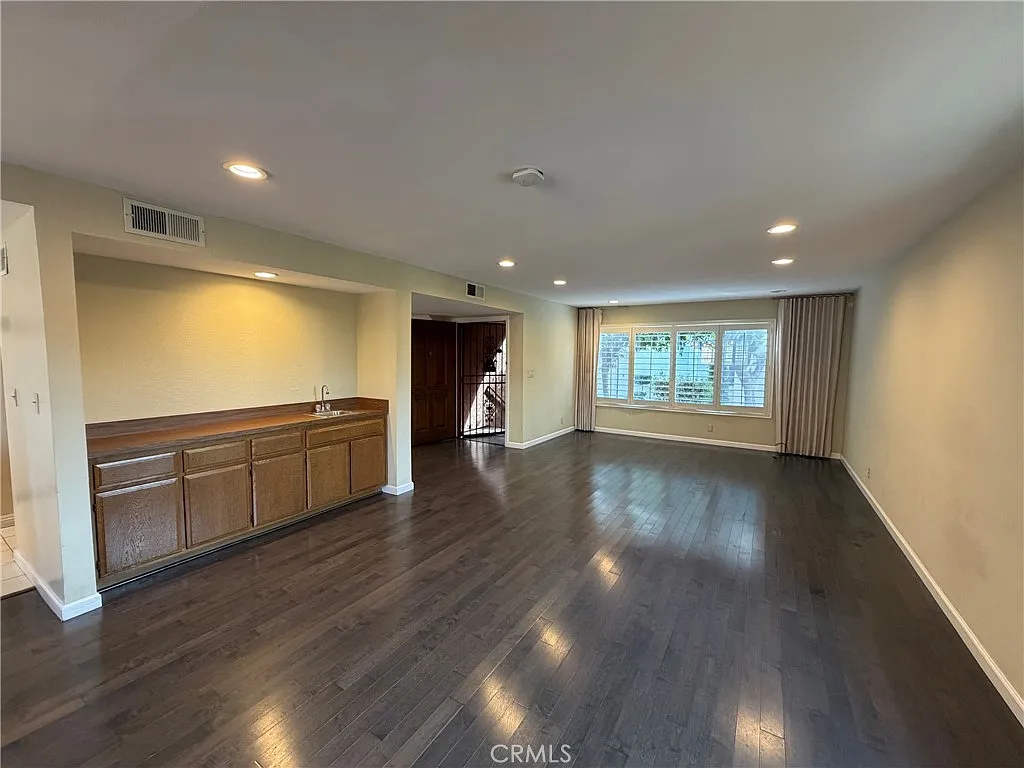 2 bed, 1642 sqft, $3,600 — Photo 4