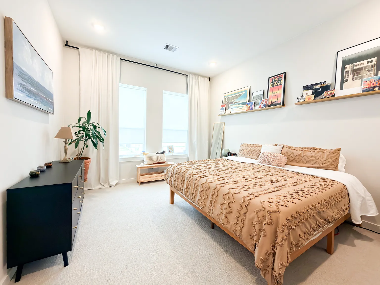 3 bed, 2.5 bath, 1600 sqft, $2,200 — Photo 2