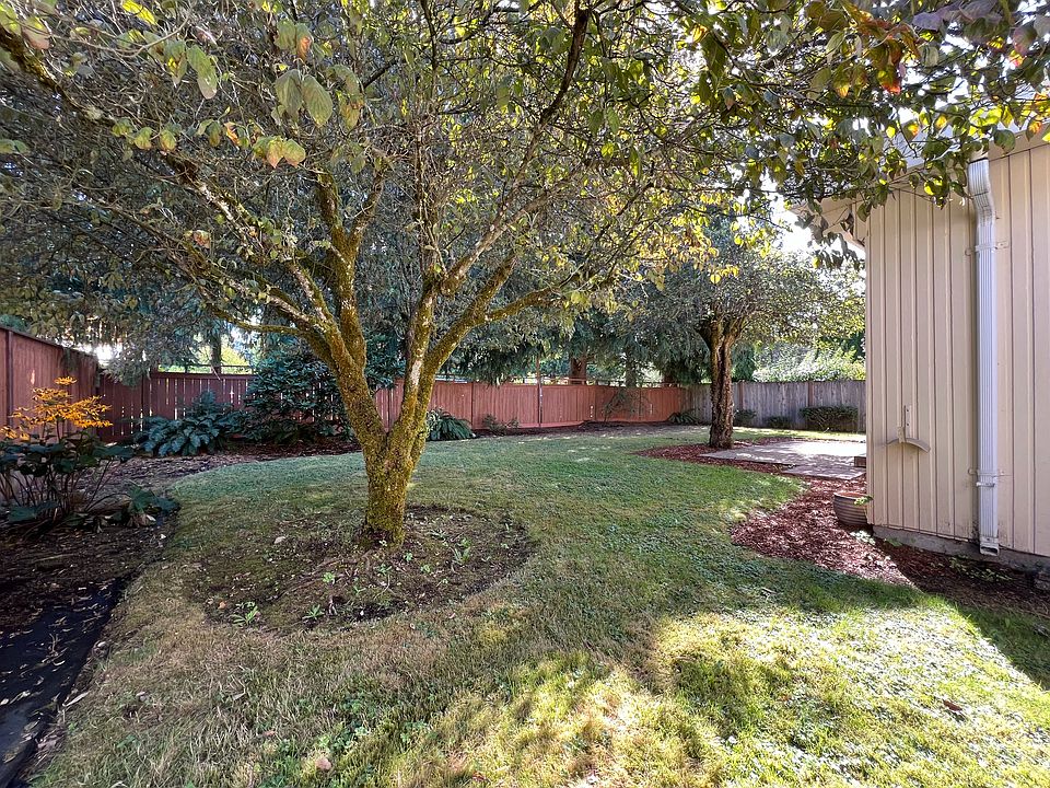 1st image of 35 NE Dogwood St Unit B