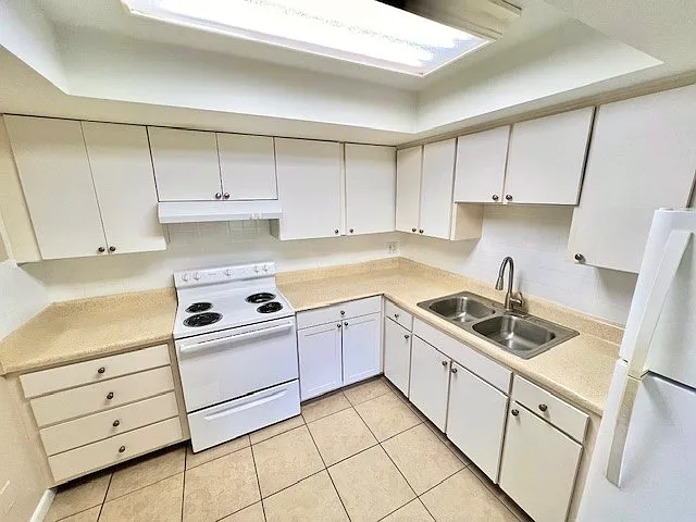 Devon Manor Apartments — Photo 22