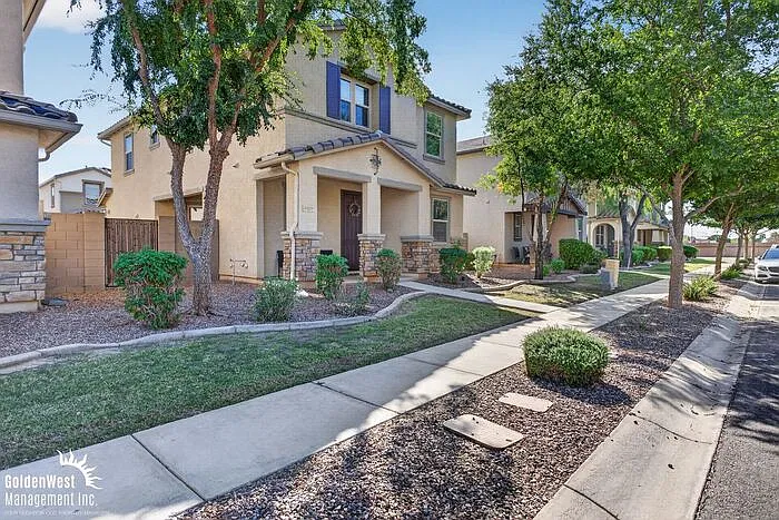 3 bed, 2.5 bath, 1875 sqft, $2,400 — Photo 2