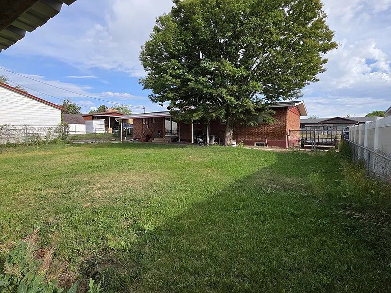 334 W 985 N — Photo 27
