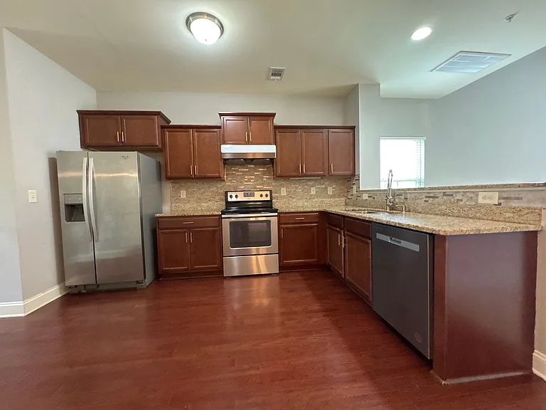 1034 Chatsworth Dr — Photo 5