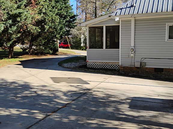 Drive way with 2 parking spots