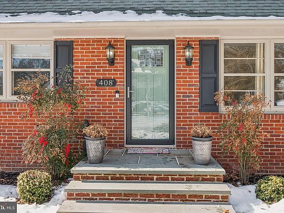 2nd image of 408 N Stanwick Rd