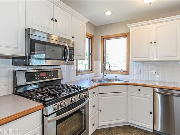 5th image of 8460 Shaner Ave NE
