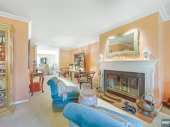 5th image of 10 Lenox Ct