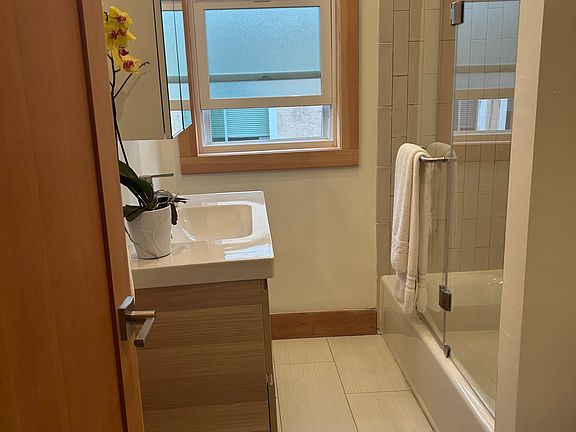 Bathroom (upstairs)