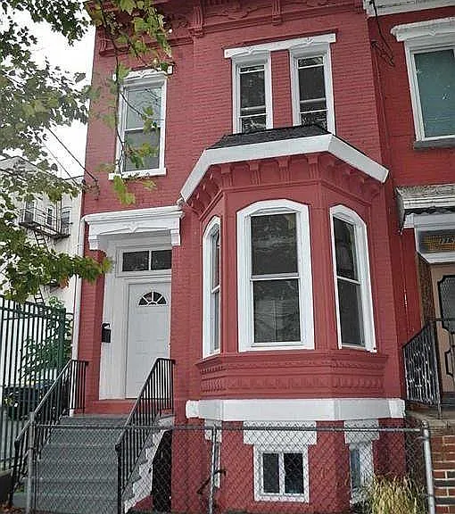 118 Clinton Ave — Photo 1