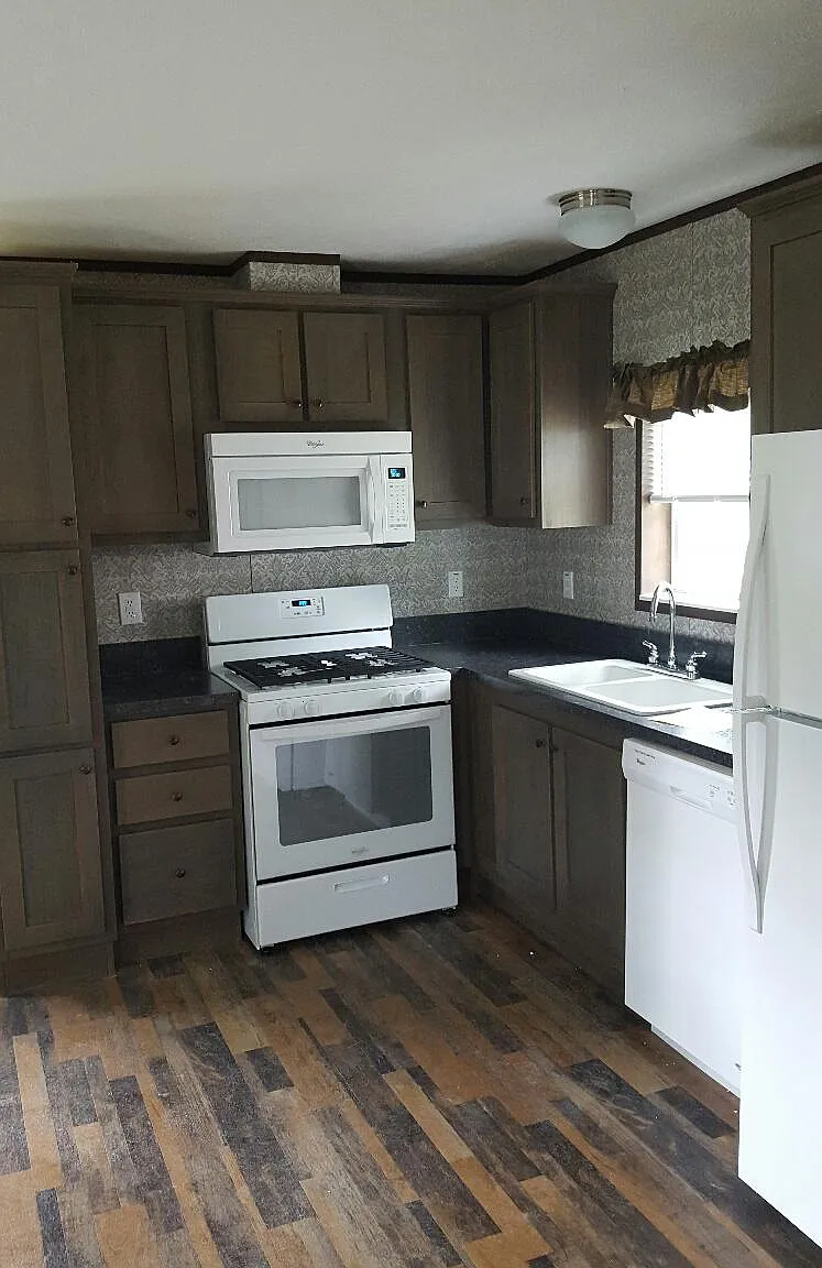 3 bed, 1.5 bath, 924 sqft, $2,395 — Photo 2