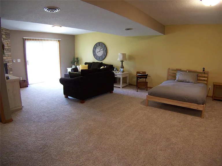 1077 Hewitt Blvd — Photo 13