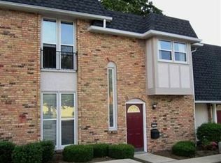 1131 Town And 4 Parkway Dr, Creve Coeur, MO 63141