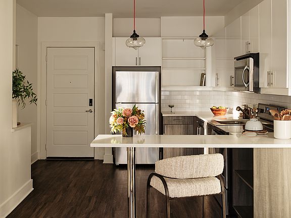 4th image of 535 Main St APT 324