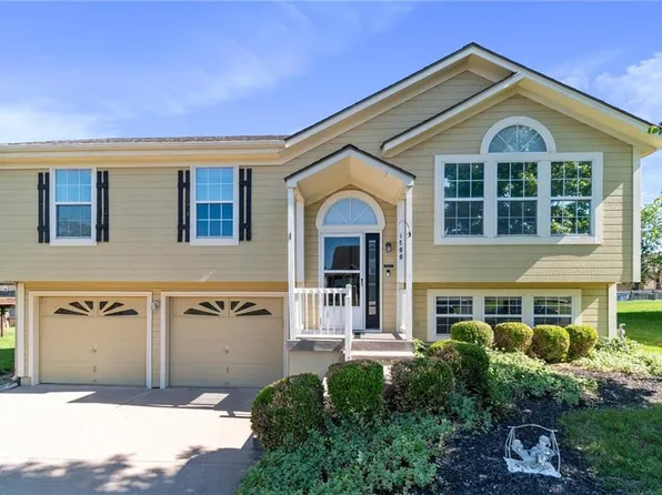 1500 Willow Dr, Greenwood, MO 64034