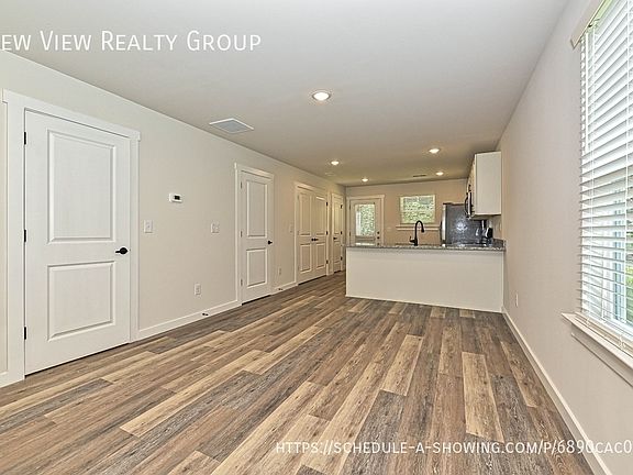5th image of 502 12th Ave NE