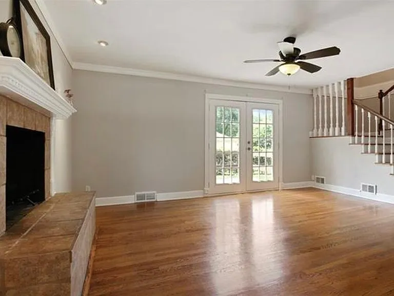 8416 State Line Rd — Photo 2
