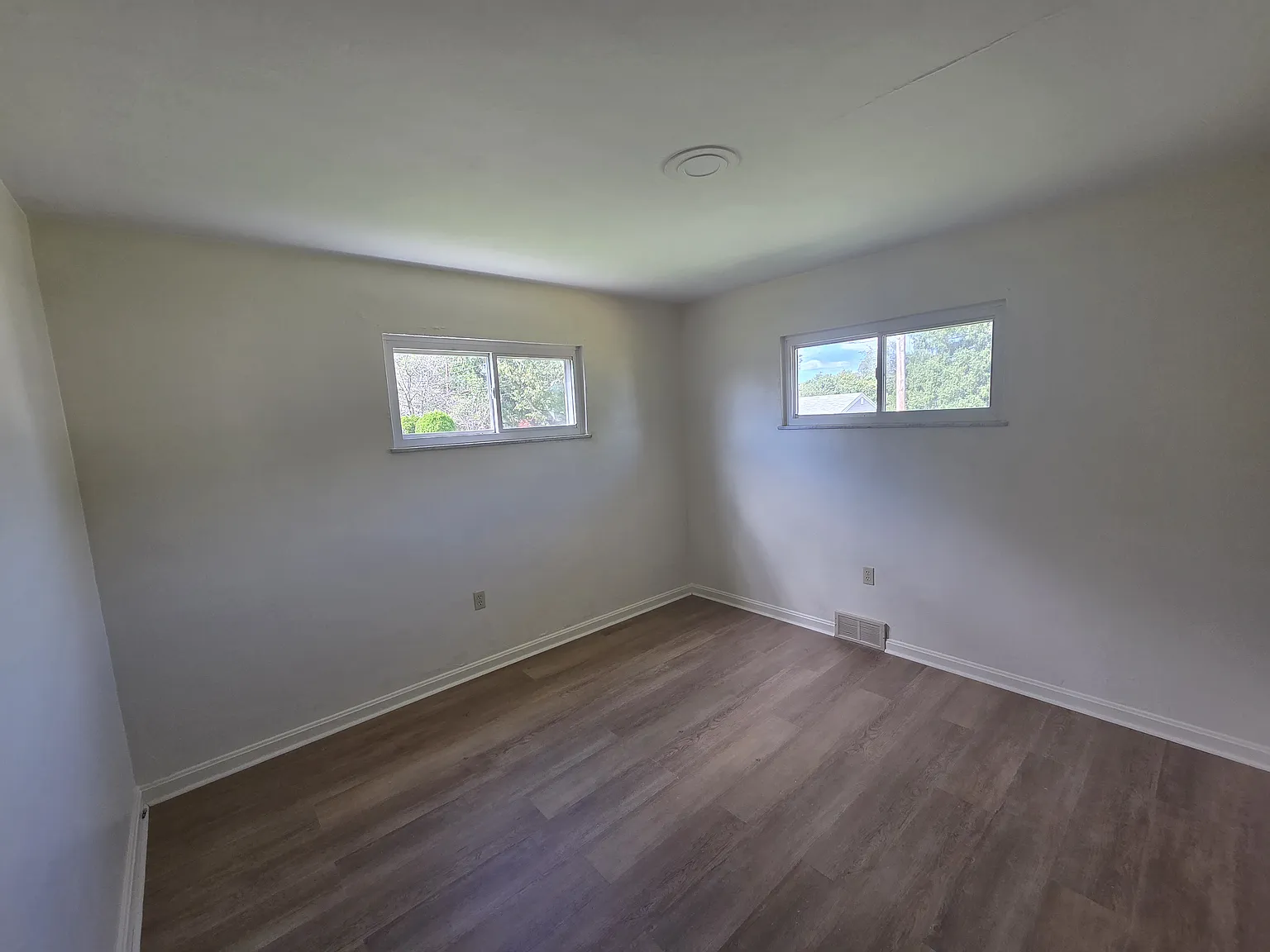 3 bed, 988 sqft, $1,300 — Photo 4