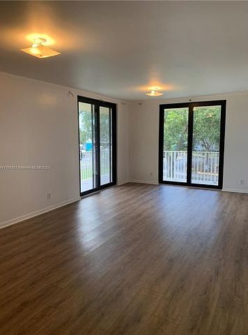 1st image of 901 Hillcrest Dr APT 212