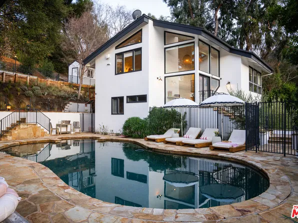 554 Mountain Green Dr, Calabasas, CA 91302