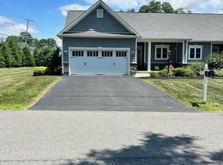 4 Flanders Ln, Albany, NY 12203