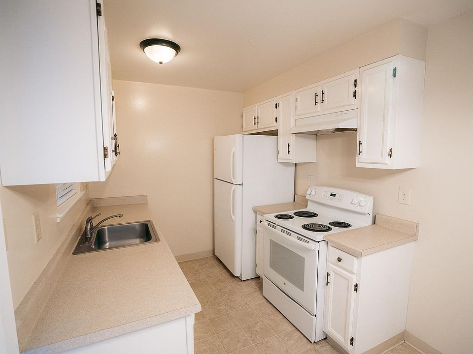 1st image of 820 Pomeroy Ave APT 3
