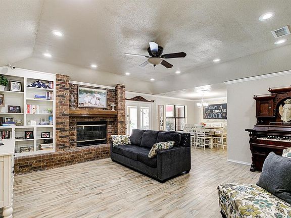 4th image of 10165 Stoneleigh Dr
