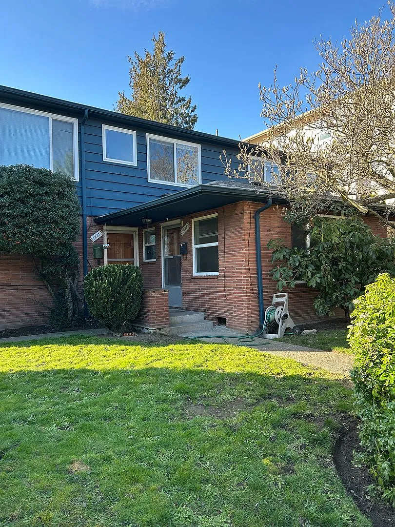 North Admiral 1BR, Small 4-Unit Building, Top Floor! — Photo 1
