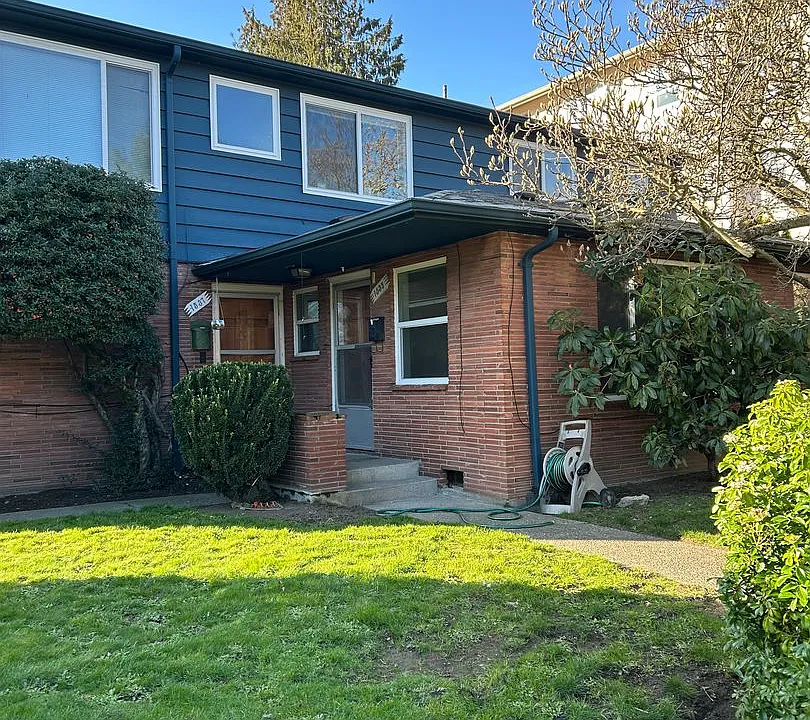 North Admiral 1BR, Small 4-Unit Building, Top Floor!