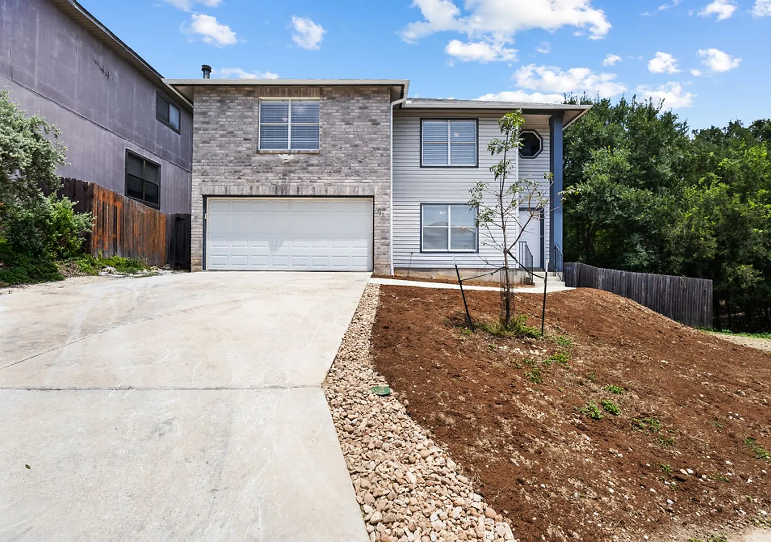 4 Bedroom/2.4 Bath Oak Bluff Subdivision — Photo 1