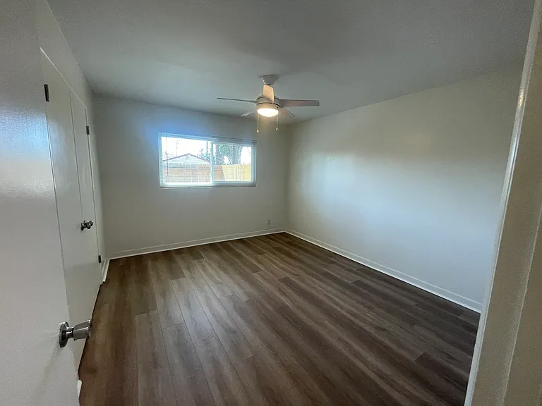 228 S Oak St — Photo 15