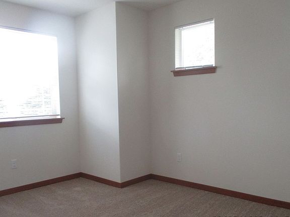 5th image of 907 8th St SE #B