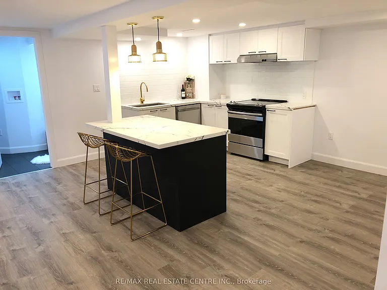226 Howard Cres #LOWER — Photo 12