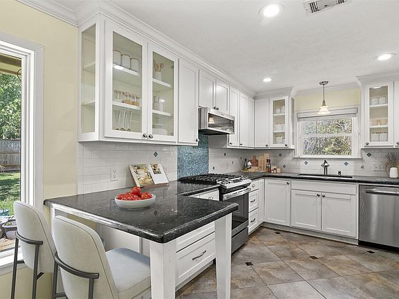 4th image of 1427 Adkins Rd