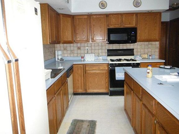 2nd image of 121 Borden Hl