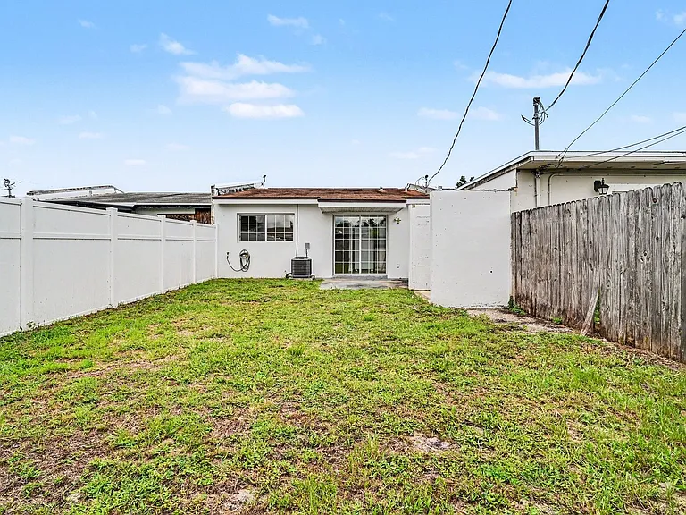 255 W Towne Pl — Photo 14
