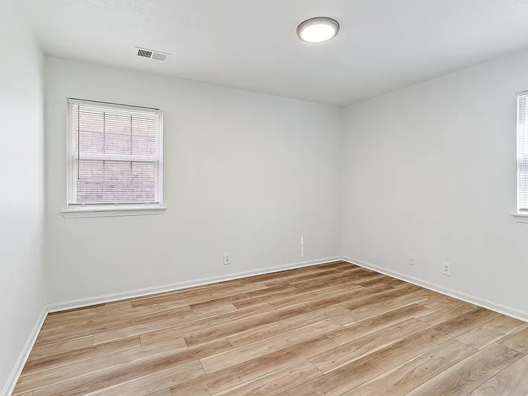 Foreman Apartments — Photo 28