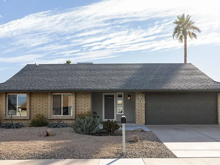 709 W Vaughn St — Photo 1