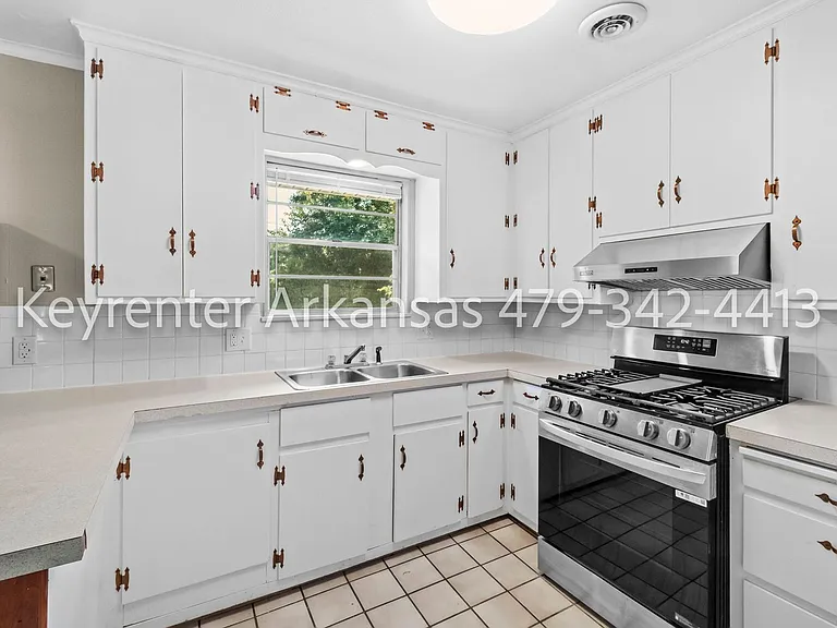 207 Carlton St — Photo 11