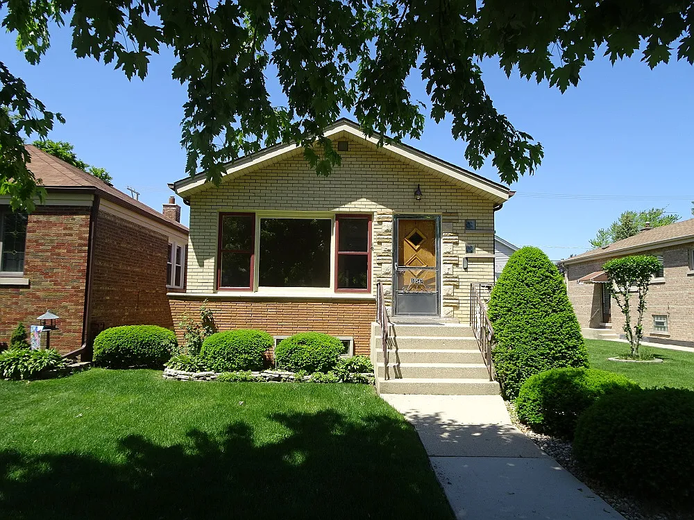 10542 S Troy St photo 1